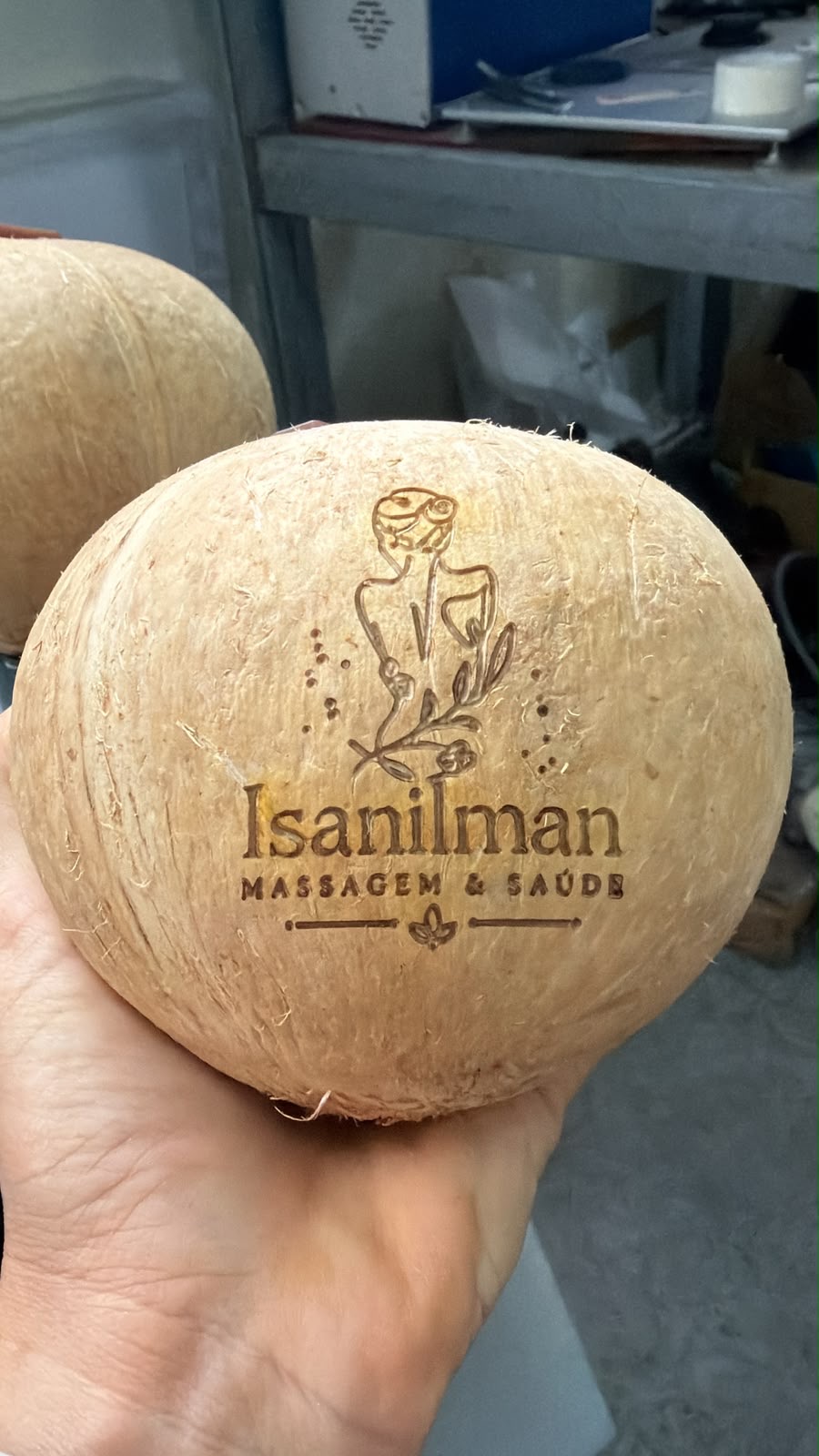 Coco gravado com a marca Isanilman Massagem & Saúde