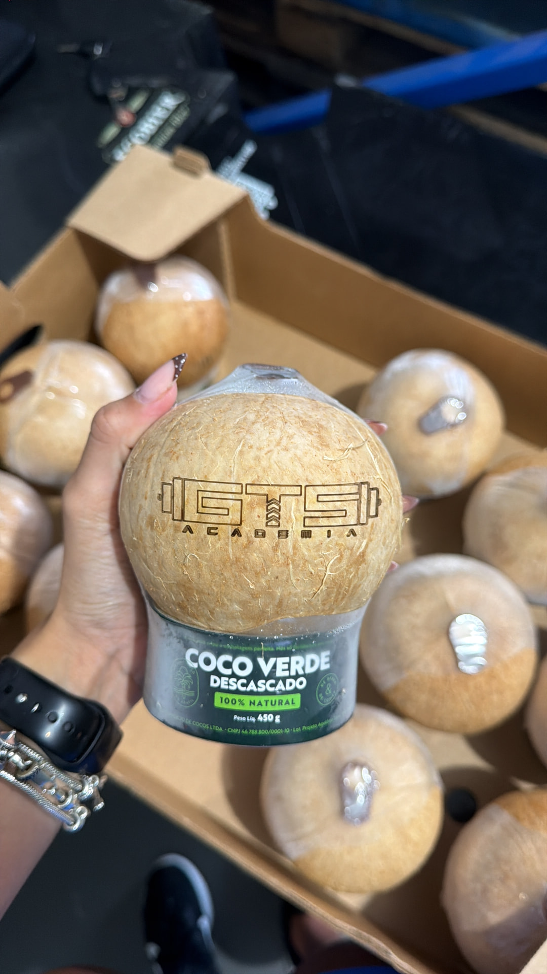 Caixa com cocos verdes descascados Autenticoco prontos para entrega