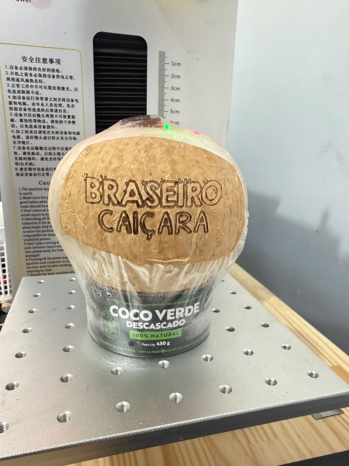 Coco verde gravado com a marca Braseiro Caiçara