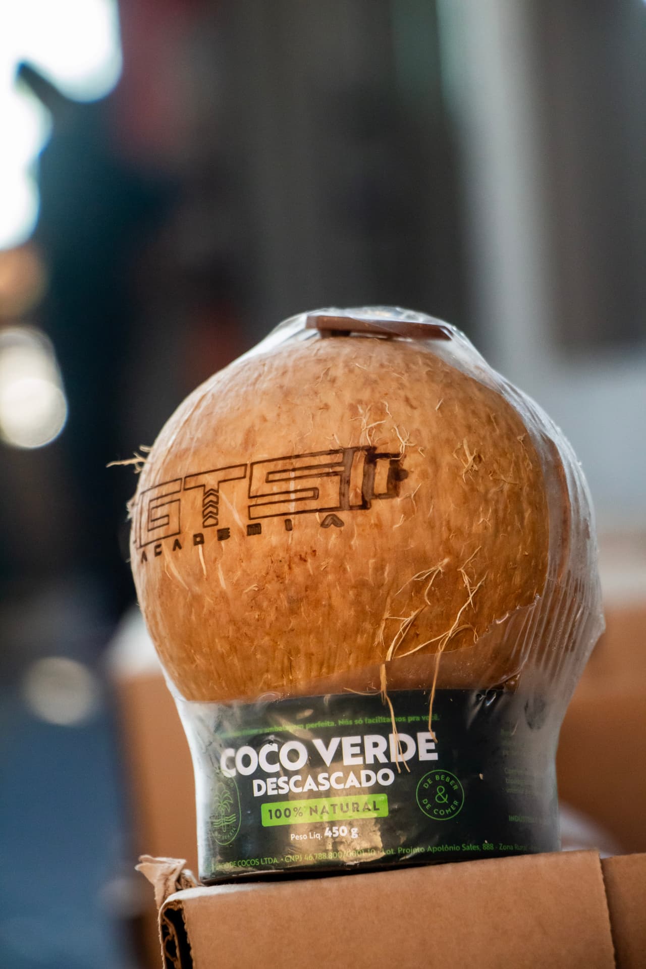 Coco verde descascado Autenticoco com marca personalizada a laser